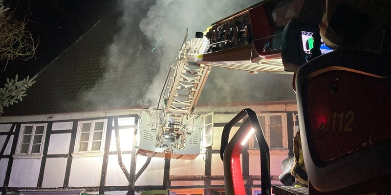 FW-EN: 50 Einsatzkräfte bekämpfen Brand eines Fachwerkhauses - Hattinger Feuerwehr mehr als 10 Stunden im Einsatz - Foto: presseportal.de