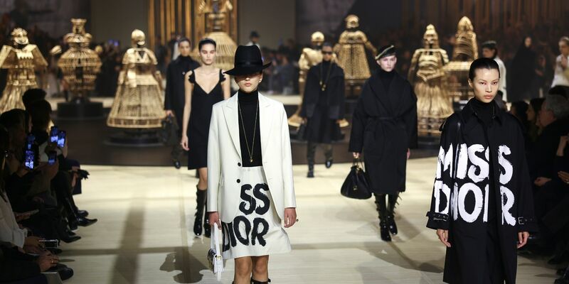 Ein Statement: die neuen Kreationen von Dior. - Foto: Vianney Le Caer/Invision/AP