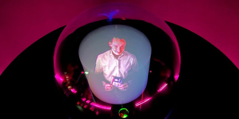 Die Telekom präsentiert auf der Mobilfunk-Messe Mobile World Congress in Barcelona einen Router mit Glaskugel, der Hologramm-Telefonie ermöglichen soll. - Foto: Wolf von Dewitz/dpa