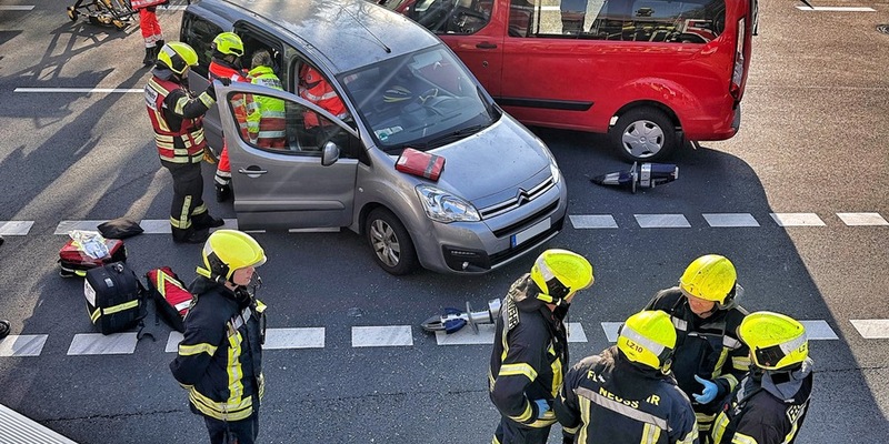 FW-NE: Verkehrsunfall zwischen zwei PKW | Zwei Personen verletzt - Foto: presseportal.de