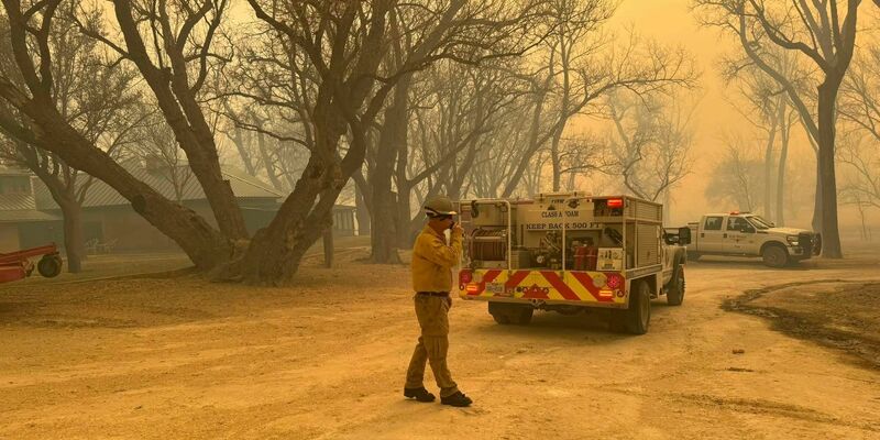 Die Feuerwehr kämpft im US-Bundesstaat Texas gegen mehrere sich schnell ausbreitende Waldbrände. - Foto: Uncredited/Flower Mound Fire Department/AP/dpa