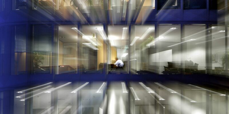 Manche wollen mit LSD-Microdosing effizienter arbeiten. Doch es gibt kaum Daten zur Wirkung, da kontrollierte Studien noch weitgehend fehlen. - Foto: Frank Rumpenhorst/dpa