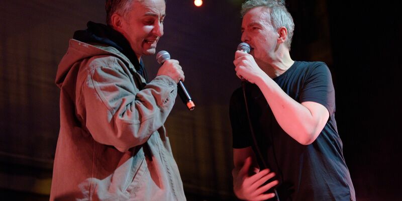 Standen zusammen in Köln auf der Bühne: Jan Böhmermann (l) und Olli Schulz. - Foto: Henning Kaiser/dpa