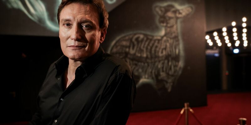 Oliver Masucci kehrt nach längerer Pause auf die Theaterbühne zurück. - Foto: Christian Charisius/dpa