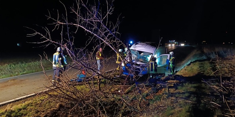 FW Ense: Kleintransporter kollidiert frontal mit Baum - Foto: presseportal.de