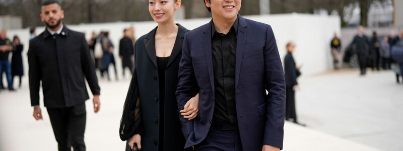 Lang Lang kommt mit seiner Frau Gina Alice Redlinger während der Pariser Modewoche zur Dior-Show. - Foto: Scott A Garfitt/Invision/AP