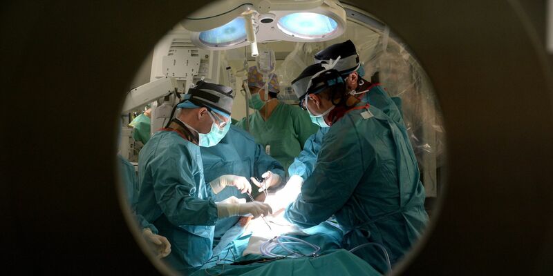 «Die neuen Leitlinien empfehlen klar, die Versorgung der Aorta in einem eigenen Fachgebiet zu bündeln», sagt Mediziner Martin Czerny vom Uniklinikum Freiburg - statt wie bisher Erkrankungen je nach Art und Lage entweder in der Herzchirurgie oder in der Gefäßchirurgie zu behandeln (Symbolfoto). - Foto: Jacek Turczyk/dpa