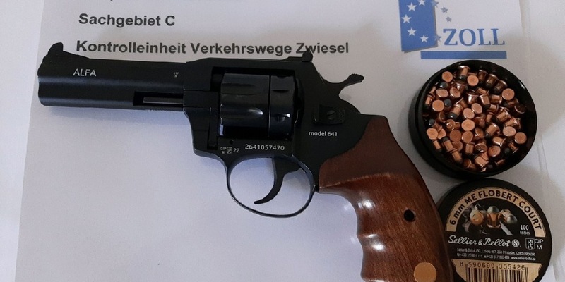 HZA-LA: Waffe sichergestellt Zöllner des Hauptzollamts Landshut fanden Revolver im Handschuhfach - Foto: presseportal.de