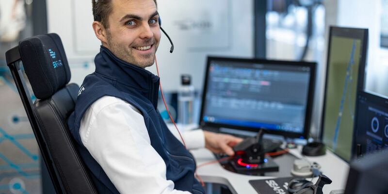 Alles im Blick: Binnenschifffahrtskapitän Joachim Lauwers steuert von seinem Schreibtisch aus ein Schiff auf der Route von Walcheren nach Antwerpen. - Foto: Christoph Reichwein/dpa