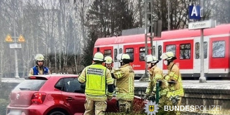 Bundespolizeidirektion München: Gleissperrung wegen Pkw im Gleisbereich - Foto: presseportal.de