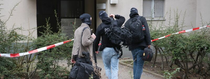 Polizisten gehen in das Wohnhaus von Daniela Klette in Berlin-Kreuzberg. - Foto: Paul Zinken/dpa