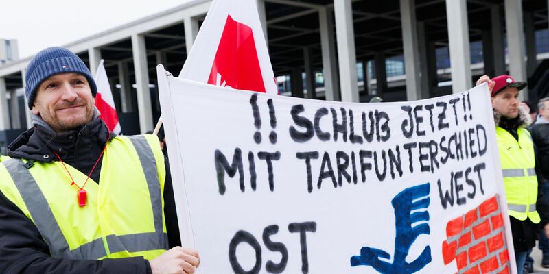 Eine Mitarbeiterin bei einer Kundgebung der Unternehmenssparte Lufthansa Technik in Berlin. - Foto: Carsten Koall/dpa