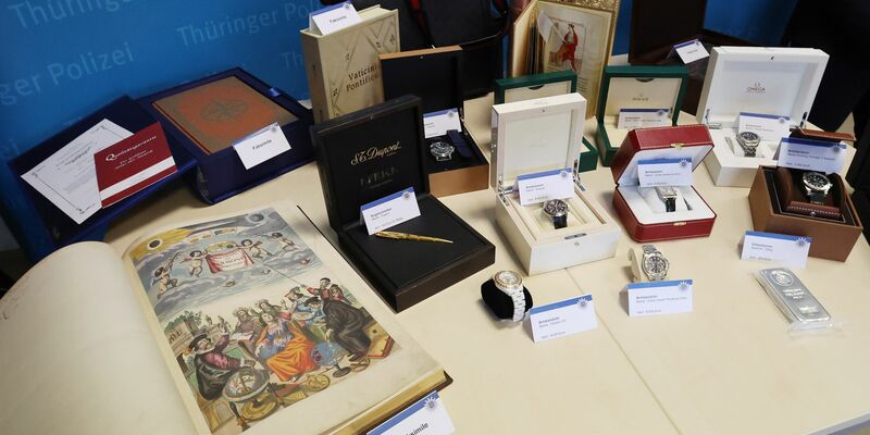 Faksimile-Bücher und andere Gegenstände präsentiert die Kriminalpolizei bei einer Pressekonferenz in Gera. - Foto: Bodo Schackow/dpa
