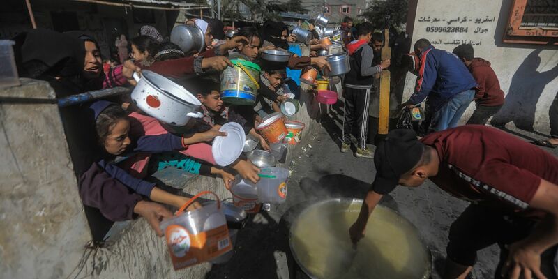Rafah im Dezember: Palästinenser versammeln sich mit Töpfen, um an einer von einer Wohltätigkeitsorganisation eingerichteten Spendenstelle Essen zu erhalten. Die humanitäre Lage im Gazastreifen ist nach fünf Monaten Krieg katastrophal. - Foto: Mohammed Talatene/dpa