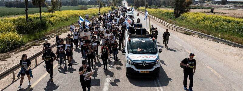 Der Marsch der Geisel-Unterstützer soll durch mehrere israelische Städte verlaufen und am Samstag in Jerusalem enden. - Foto: Tsafrir Abayov/AP/dpa