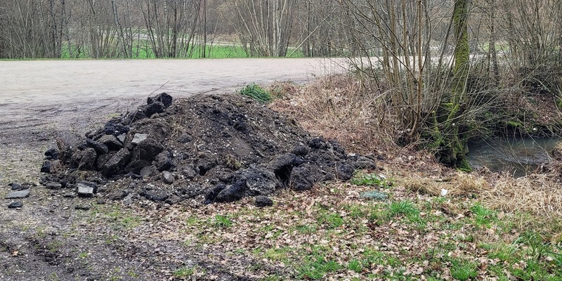 POL-UL: (GP) Uhingen - Teer-/Bitumengemisch illegal entsorgt / Bei Ermittlungen wegen einer Umweltstraftat bei Uhingen hofft die Polizei jetzt auf Zeugenhinweise. - Foto: presseportal.de