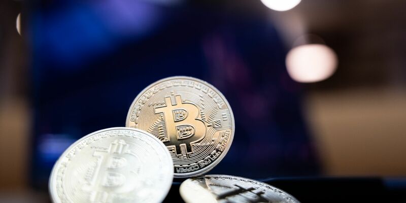 Der Bitcoin hat nach einer rasanten Kursrally am Wochenende wieder leicht nachgegeben. - Foto: Hannes P Albert/dpa