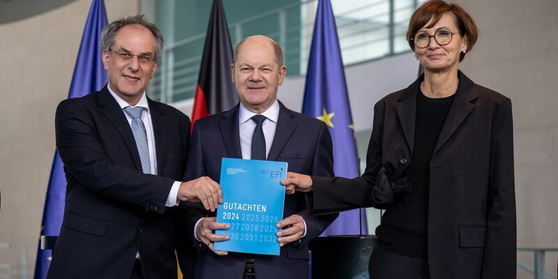 Bundeskanzler Olaf Scholz nimmt das Jahresgutachten der Expertenkommission Forschung und Innovation (EFI) entgegen. - Foto: Michael Kappeler/dpa