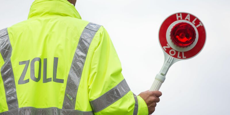 Der Zoll warnt vor illegalen importierten Lebensmitteln (Symbolbild). - Foto: Friso Gentsch/dpa