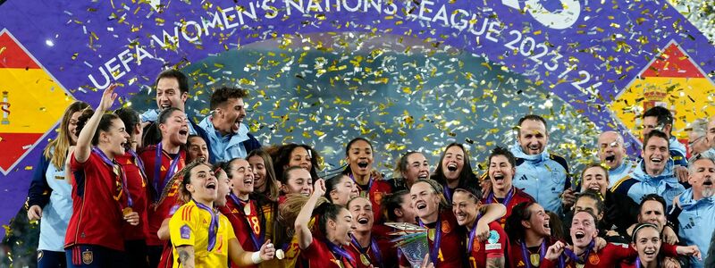 Die Spanierinnen jubeln bei der Siegerehrung mit dem Pokal. - Foto: Jose Breton/AP/dpa