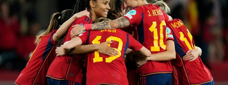 Mit ihrem ersten Sieg überhaupt gegen Frankreich holten sich die Spanierinnen den Titel in der Nations League. - Foto: Jose Breton/AP/dpa