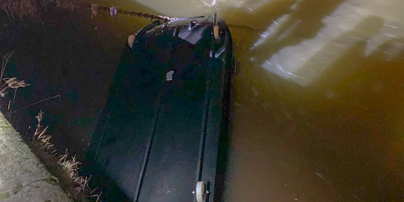 FW Dresden: Feuerwehrboot kentert bei Rettungseinsatz auf der Elbe - Foto: presseportal.de