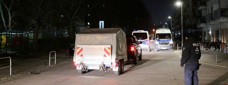 Der Abtransport von gefährlichen Waffen zog sich bis in die Nacht über viele Stunden hin. - Foto: Annette Riedl/dpa