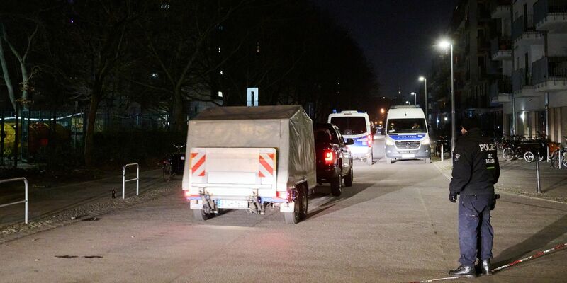 In der Nacht sollte noch ein weiterer, möglicherweise gefährlicher Gegenstand entfernt und andere Gegenstände untersucht werden. - Foto: Annette Riedl/dpa