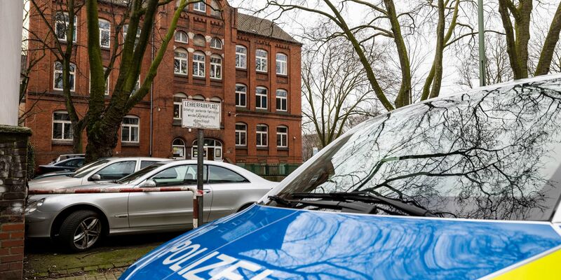 Nach Informationen der dpa stellte die Polizei ein Messer und eine Taschenlampe als Tatwaffen sicher. - Foto: Christoph Reichwein/dpa