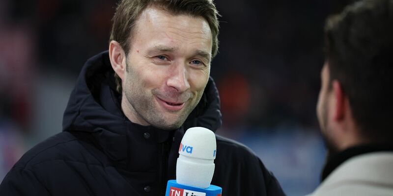 Leverkusens Geschäftsführer Simon Rolfes geht entspannt mit den Spekulationen um seinen Chefcoach Xabi Alonso um. - Foto: Jan Woitas/dpa