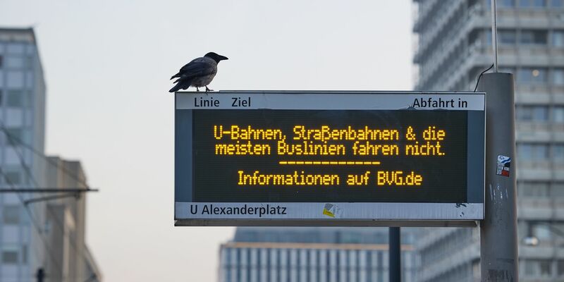 Eine Anzeigetafel einer Tramstation am Berliner Alexanderplatz macht auf den ganztägigen Warnstreik aufmerksam. - Foto: Jörg Carstensen/dpa
