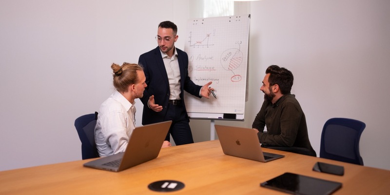 Rafail Ioannidis von der Apiron Agency GmbH: Warum AZAV-Bildungsträger die Digitalisierung immer noch vor sich herschieben - Foto: presseportal.de