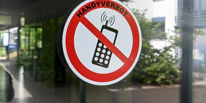 Nach einer aktuellen Befragung sprechen sich 66 Prozent der Menschen in Deutschland dafür aus, dass Handys an Schulen definitiv oder eher verboten werden sollten. - Foto: Jens Kalaene/dpa