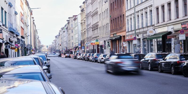 Oranienstraße in Kreuzberg: «Damn it. Heute wurde in Berlin eine Genossin nach 30 Jahren Untergrund festgenommen.» - Foto: Annette Riedl/dpa