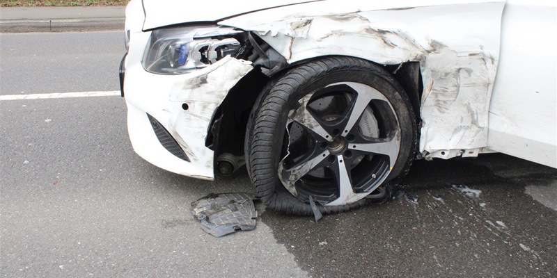 POL-RBK: Overath - Pkw-Fahrerin kollidiert mit entgegenkommendem Lkw - Foto: presseportal.de