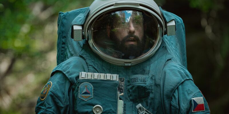 Adam Sandler als Kosmonaut Jakub in dem Netflixfilm «Spaceman». - Foto: Cr. Courtesy/Netflix © 2023/dpa