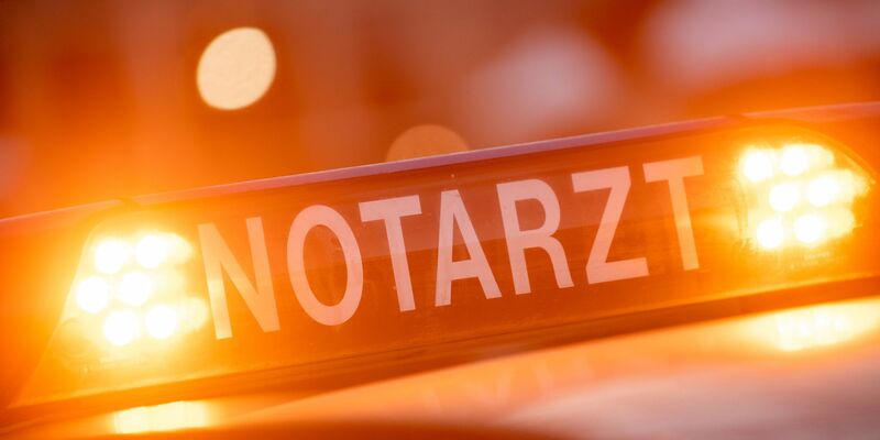 Einsatzwagen eines Notarztes. Vor einer Flüchtlingsunterkunft in Südhessen ist ein dreijähriges Kind von Fahrzeugen tödlich verletzt worden (Symbolbild). - Foto: Lino Mirgeler/dpa