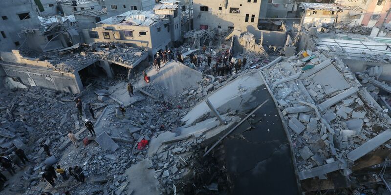 Menschen begutachten Schäden und bergen in den Trümmern Gegenstände aus ihren Häusern nach israelischen Luftangriffen. - Foto: Omar Ashtawy/APA/ZUMA/dpa