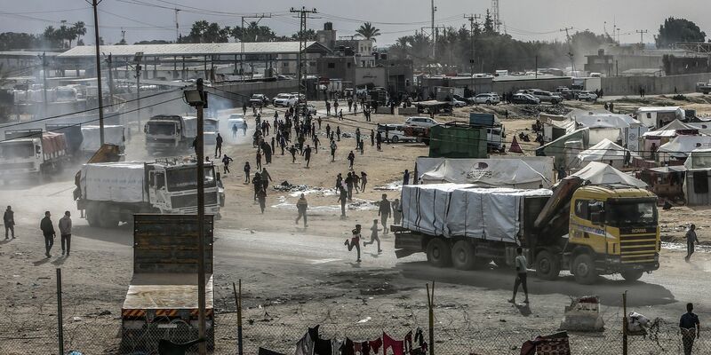 Lastwagen mit Hilfsgütern fahren in den Gazastreifen ein - die humanitäre Lage ist laut Hilfsorganisationen katastrophal (Archivbild). - Foto: Abed Rahim Khatib/dpa