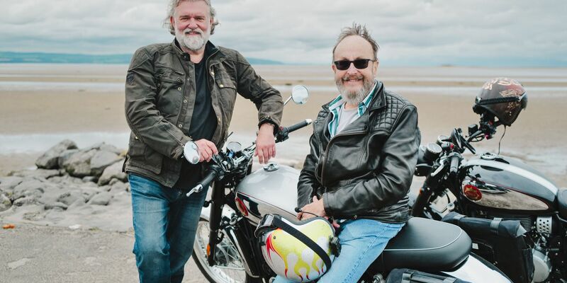 Si King und David Myers (r) in ihrer BBC-Kochsendung «The Hairy Bikers Go West». - Foto: BBC/South Shore Productions/PA Media/dpa