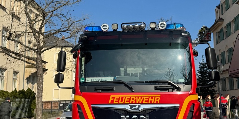 FW Dresden: Rauchwarnmelder alarmiert die Nachbarn - Wohnungsbrand - Foto: presseportal.de