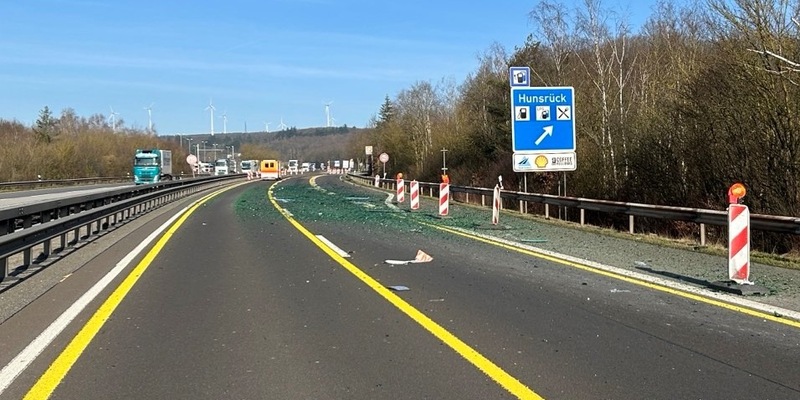 POL-VDMZ: Tausende Glasflaschen auf der Autobahn (Korrektur Datum) - Foto: presseportal.de