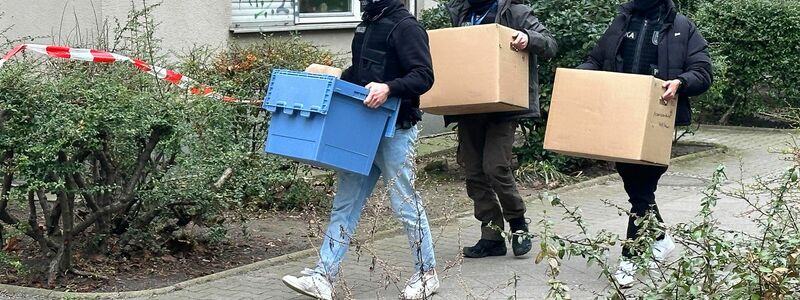 Nach der Festnahme von Daniela Klette setzt die Berliner Polizei ihren Einsatz in der Wohnung der früheren RAF-Terroristin fort. - Foto: Paul Zinken/dpa