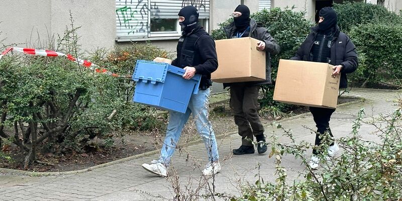 Nach der Festnahme von Daniela Klette setzt die Berliner Polizei ihren Einsatz in der Wohnung der früheren RAF-Terroristin fort. - Foto: Paul Zinken/dpa