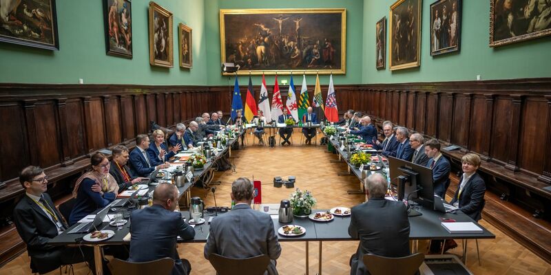 Die Ministerpräsidenten der Ost-Länder beraten bei einer gemeinsamen Konferenz in Berlin. - Foto: Michael Kappeler/dpa