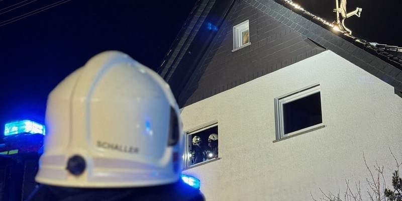 FW Marienheide: Kaminbrand dehnte sich auf Dachstuhl aus - Feuerwehr Marienheide mit 70 Kräften im Einsatz - Foto: presseportal.de