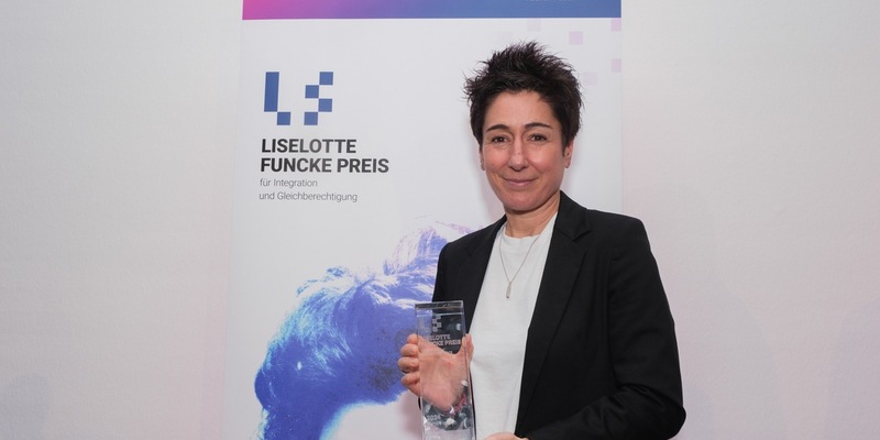 Dunja Hayali und Rheinflanke gGmbH erhalten den ersten Liselotte-Funcke-Preis für Integration und Gleichberechtigung - Foto: presseportal.de