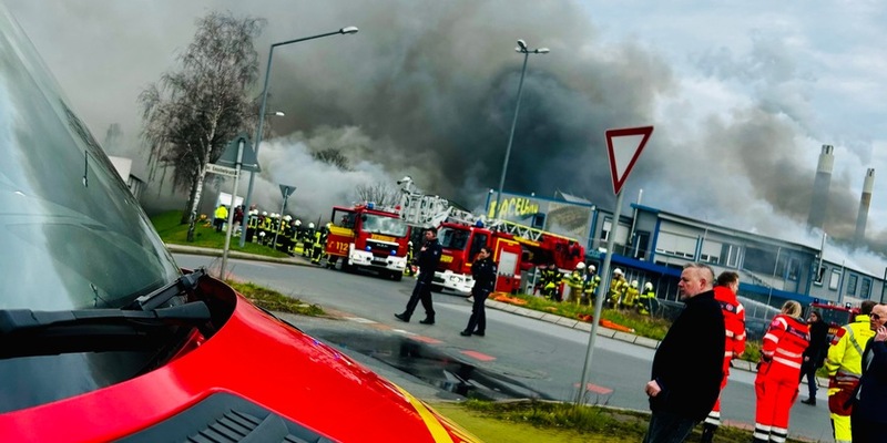 FW-RE: Vollbrand einer Lagerhalle in Herten-Süd - Feuerwehr Recklinghausen unterstützt umfassend die Feuerwehr Herten - Foto: presseportal.de