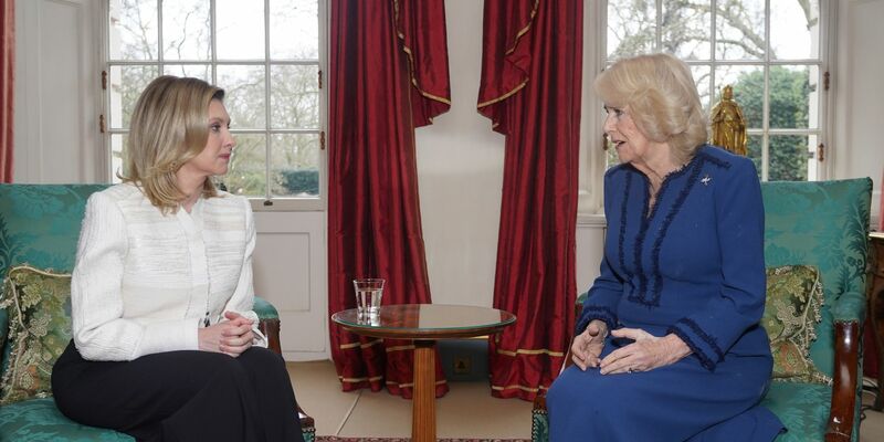 Königin Camilla (r) im Gespräch mit Olena Selenska. - Foto: Yui Mok/PA Wire/dpa