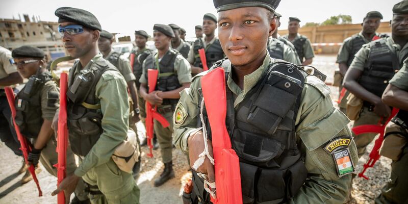 Auszubildende Polizisten der nigrischen Grenzschutzkompanie stehen bei der zivilen EU-Unterstützungsmission EUCAP Sahel Niger. - Foto: Michael Kappeler/dpa